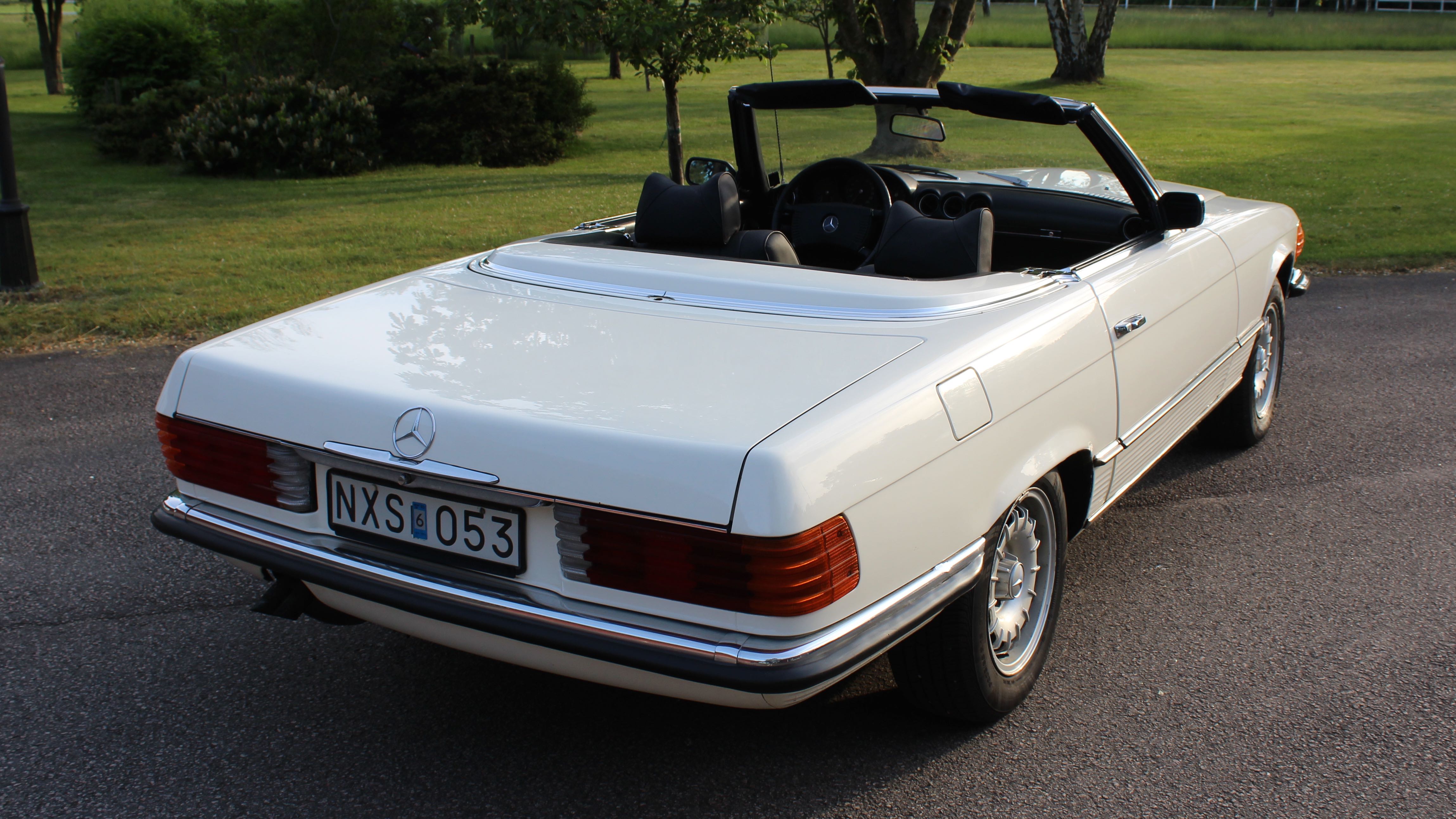 Mercedes 350 sl snett bakifrån höger